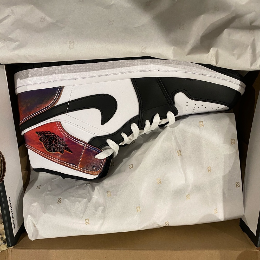 Jordan AJ1 Mid Mens 8 (Womens 9.5) Color changing - Picture 3 of 4